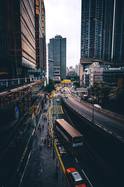 鸟瞰图摄影的总线上道路行驶
